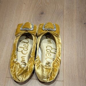 Sam Edelman Girls Size 2 Gold Velvet Slippers.